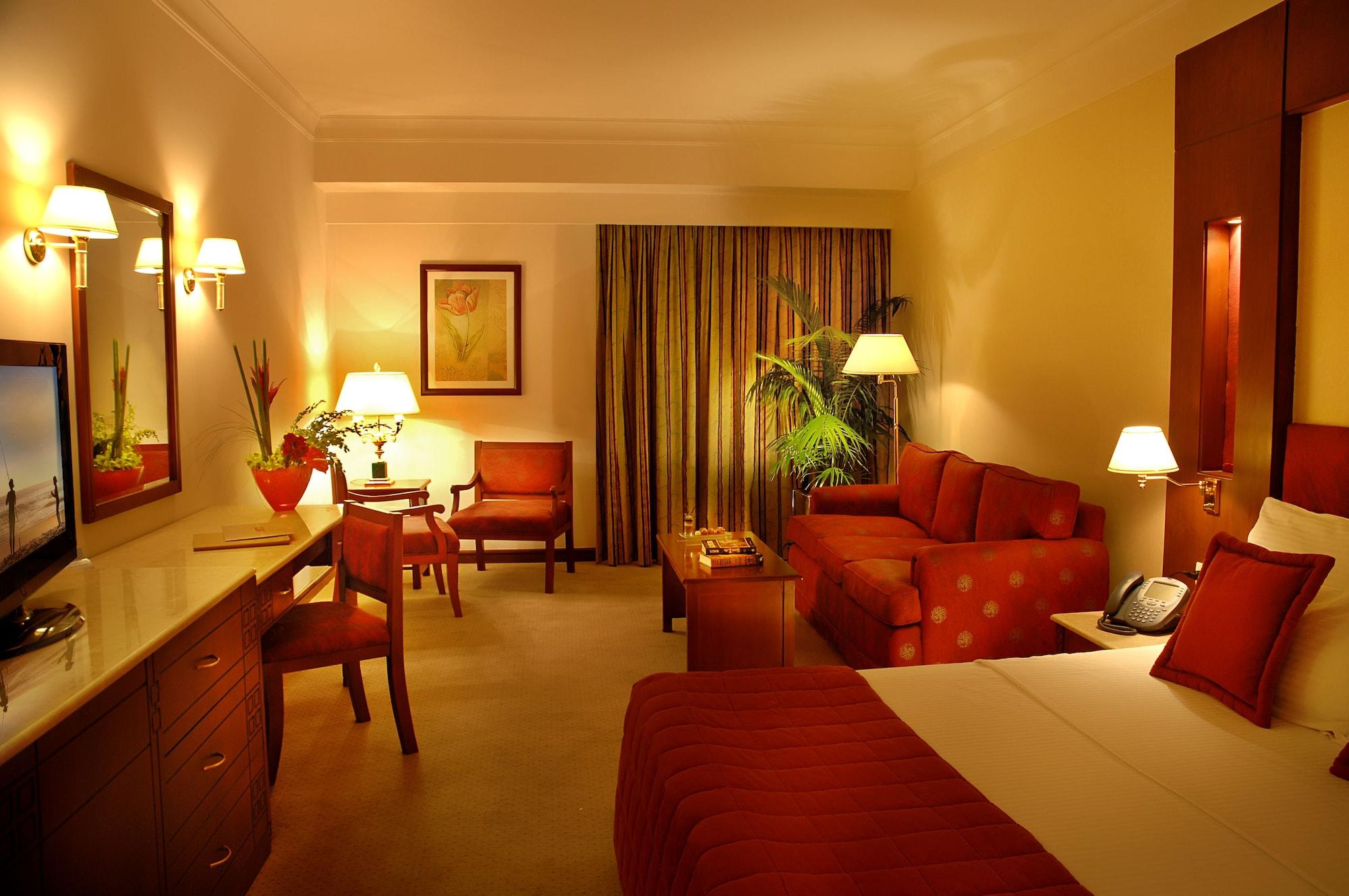 โรงแรมซาเฟอไคโร Giza ภายนอก รูปภาพ A suite at the Hilton Athens