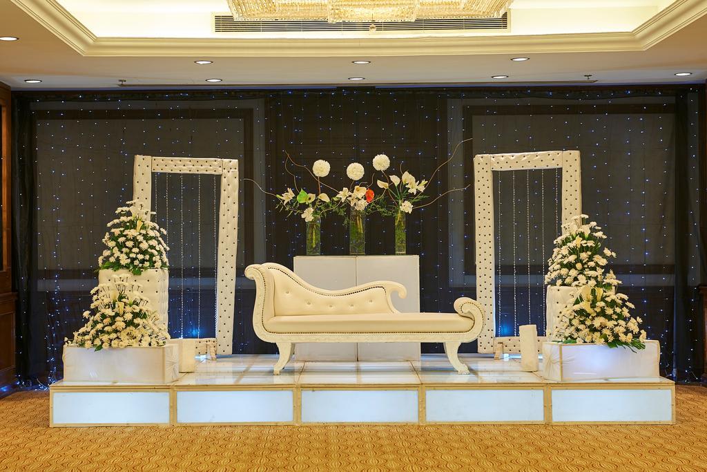 โรงแรมซาเฟอไคโร Giza ภายนอก รูปภาพ A modern Malay wedding stage