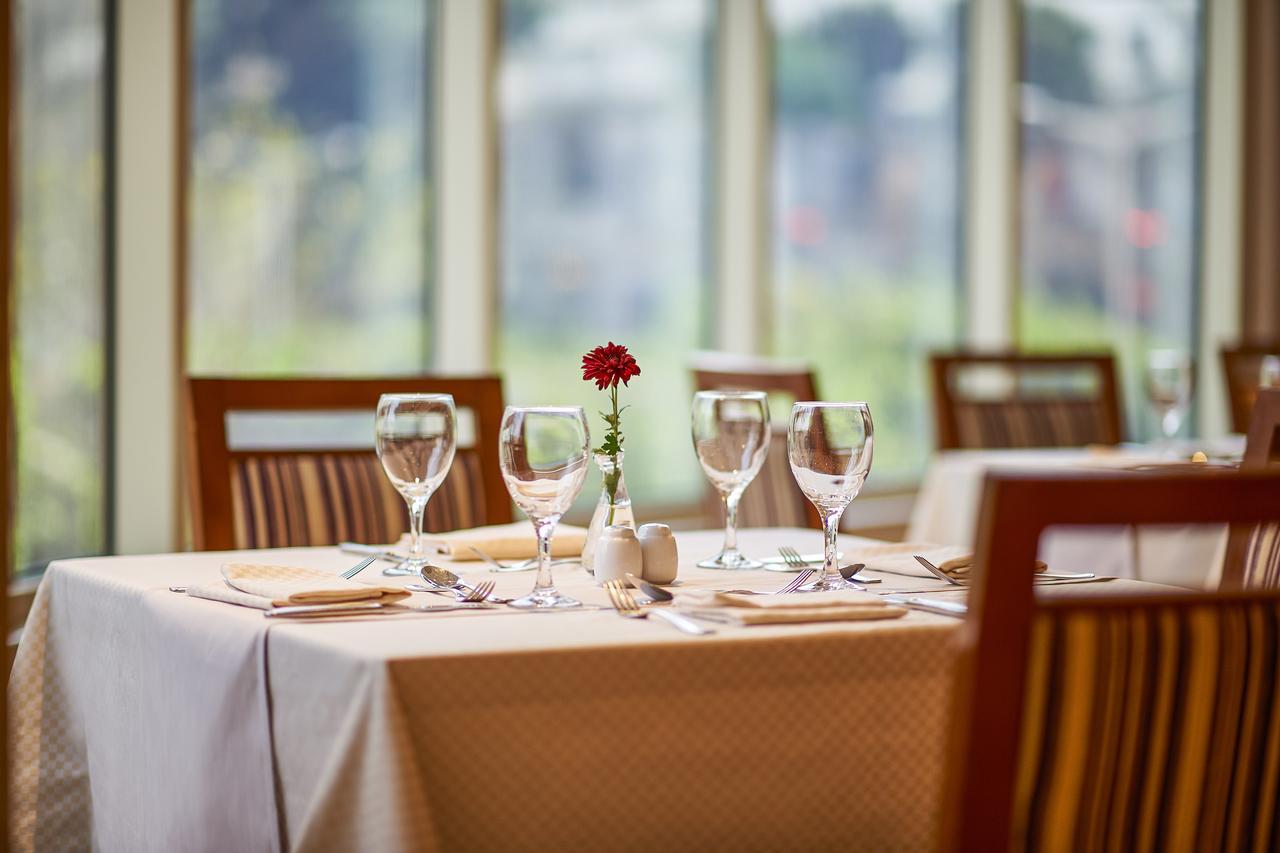 โรงแรมซาเฟอไคโร Giza ภายนอก รูปภาพ A table set for fine dining